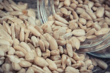 Doğal vitamin ve mineral kaynağı olarak taze ve sağlıklı ayçiçeği yığını. Besleyici yiyecekler.