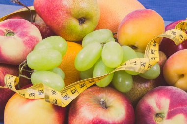 Taze doğal meyve içeren bant ölçüsü sağlıklı yaşam tarzları için besleyici vitaminler ve mineraller içerir.