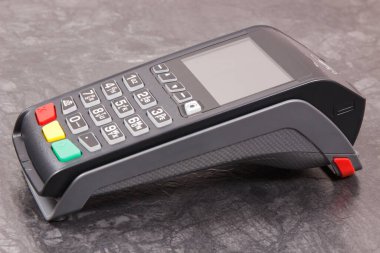 Kredi kartı okuyucu, nakit ödemelerde kullanılan bir cihaz. Ödeme terminali. Finans ve bankacılık kavramı