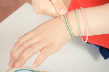 Anaokulu öğrencisi renkli silgiyle oynuyor. Çocukların motor becerilerinin, koordinasyonunun ve mantıksal düşüncelerinin gelişimi