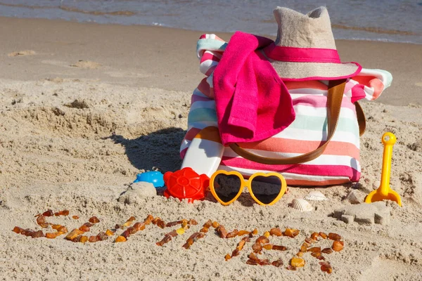 Inscripción Verano Hecha Piedras Ámbar Accesorios Para Relajarse Tomar Sol — Foto de Stock