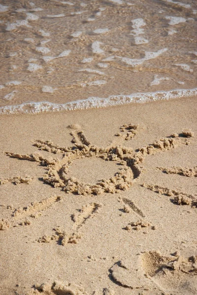 Форма Солнца Песке Пляже Входящие Морские Волны Концепция Лета Отпуска — стоковое фото