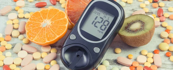 Glukometer Med Resultat Sockernivå Färska Naturliga Frukter Och Medicinska Piller — Stockfoto