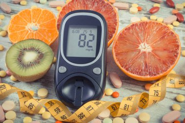 Şeker seviyesini ölçmek için glukometre, taze doğal meyve ve ilaç. Meyve yemekle diyabet sırasında takviye almak arasında seçim yapın.
