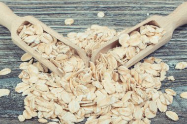 Bir yığın sağlıklı çavdar gevreği ya da yulaf kepeği kaynak beslenme lifleri ve doğal mineraller. Besleyici yiyecekler.