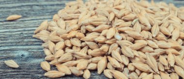 Köy ahşap tahtasına buğday yığını. Tarım