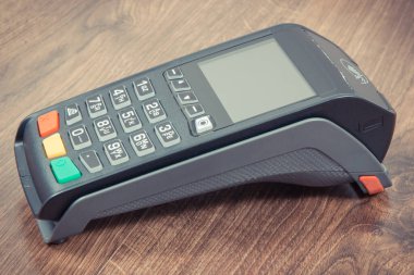 Ödeme terminali, kredi kartı okuyucu nakit ödemede kullanıyor. Finans ve bankacılık kavramı