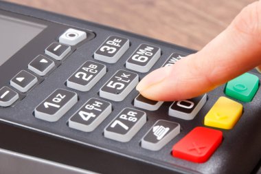PIN kodunu girmek için kredi kartı okuyucu kullanan bir kadın. Nakitsiz ödeme. Finans ve bankacılık kavramı