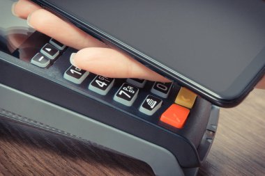Cep telefonu ya da ödeme terminali olan akıllı telefon. Kredi kartı okuyucu. Alışveriş için para ödemeden. Finans ve bankacılık kavramı