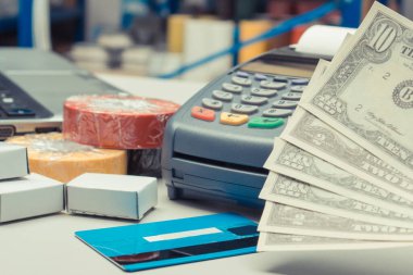 Para birimleri dolar ve kredi kartıyla ödeme terminali. Nakit ya da nakitsiz ödeme arasında seçim yap. Finans ve bankacılık kavramı
