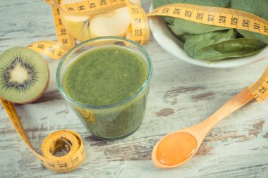 Kaynak vitamin ve mineral olarak ıspanak, elma ve kividen taze hazırlanmış kokteyl. Zayıflama ve sağlıklı beslenme