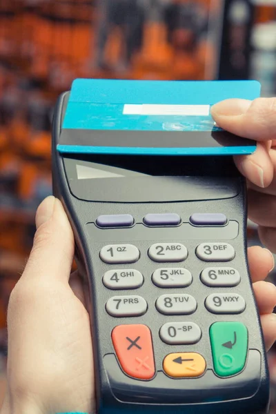 非接触クレジットカードでの決済端末は ショッピングのためのキャッシュレス支払いのためのデバイスとして 銀行の概念 — ストック写真