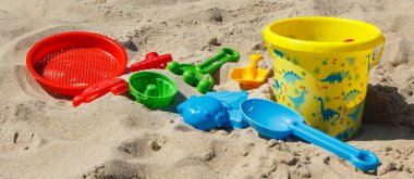 Çocuklar dinlenmek için plastik oyuncaklar ya da yaz kumsalında kumlarda oynamak için. Tatil zamanı.