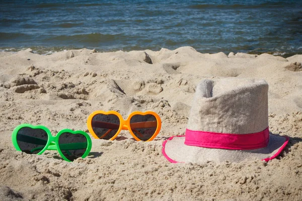 Kumsalda Renkli Güneş Gözlüğü Hasır Şapka Güneş Banyosu Sırasında Güneş — Stok fotoğraf