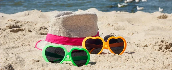 Óculos Sol Coloridos Chapéu Palha Areia Praia Conceito Viagem Férias — Fotografia de Stock