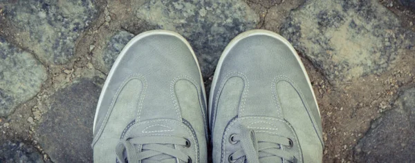 供道路上或人行道上的男人穿的舒适的灰色皮鞋 由石头或石头制成 男式鞋袜 — 图库照片