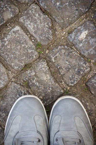 供道路上或人行道上的男人穿的舒适的灰色皮鞋 由石头或石头制成 案文或登记的位置 — 图库照片