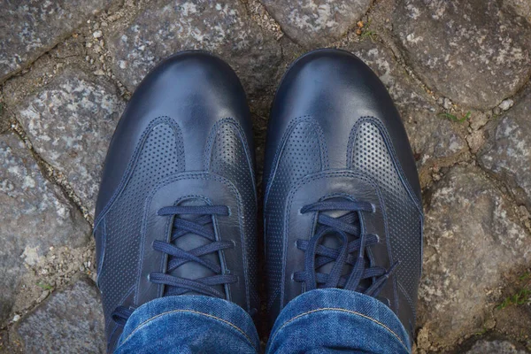 为道路上或人行道上的男人提供舒适的海军蓝色皮鞋 由岩石或石头制成 男式鞋袜 — 图库照片