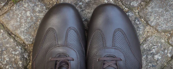 石子或石头制成的人行道上的人穿舒适的棕色皮鞋 男式鞋袜 — 图库照片