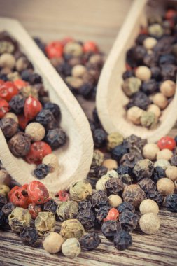 Ahşap tahtada renkli biber. Baharat pişirmek için kullanılır. Kokulu çeşni.