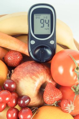 Şeker seviyesini ölçmek ve ölçmek için glikoz ölçer ve sebzeli taze sağlıklı meyve. Diyabet ve kaynak doğal mineraller ve vitaminler