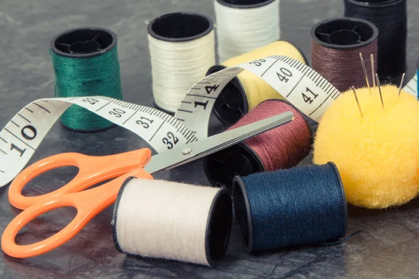 カラフルな糸 テープ測定とはさみのスプール 針仕事 刺繍のためのアクセサリー — ストック写真