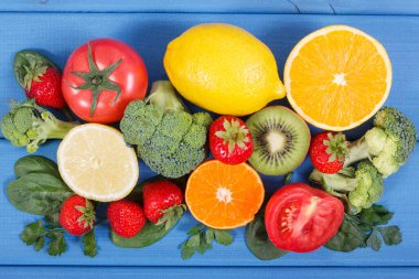 C vitamini, doğal mineraller ve beslenme lifleri içeren sağlıklı olgun meyve ve sebzeler, sağlıklı beslenme konsepti