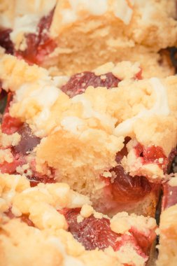 Taze pişmiş ev yapımı çıtır çıtır maya keki, tatlı kavramı.