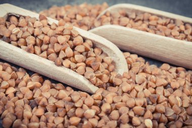 Kaynak olarak sağlıklı karabuğday doğal vitaminler, mineraller ve diyet lifleri. Besleyici yiyecekler.