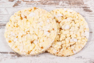 Kahvaltıda chia tohumu ve kekikli pirinç veya mısır diyeti ekmeği, sağlıklı beslenme kavramı