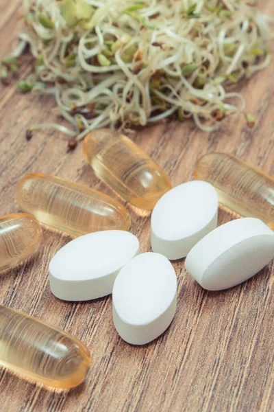 Verse Spruiten Als Bron Van Natuurlijke Vitaminen Tabletten Supplementen Keuze — Stockfoto