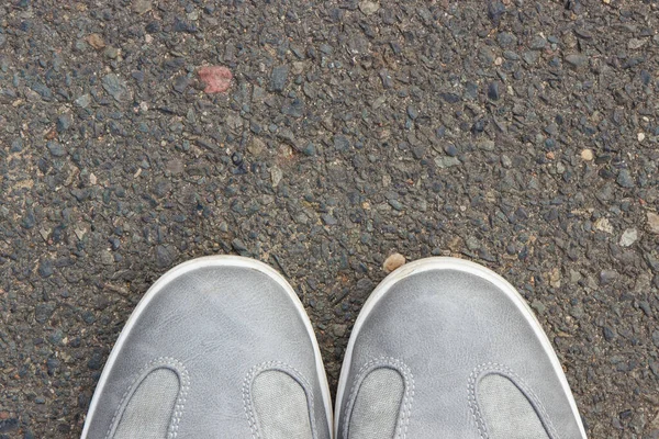 在沥青路面或人行道上的男士舒适的休闲灰色皮鞋 案文或登记的位置 — 图库照片