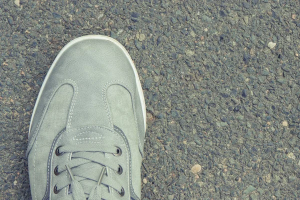 Sapatos Couro Cinza Casuais Confortáveis Para Homens Estrada Asfalto Caminho — Fotografia de Stock