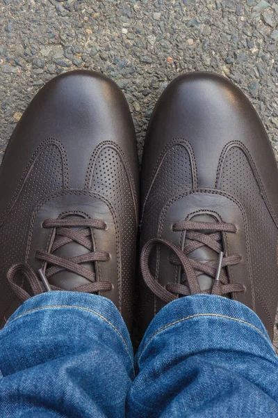 Sapatos Casuais Couro Marrom Confortáveis Para Homens Estrada Asfalto Caminho — Fotografia de Stock