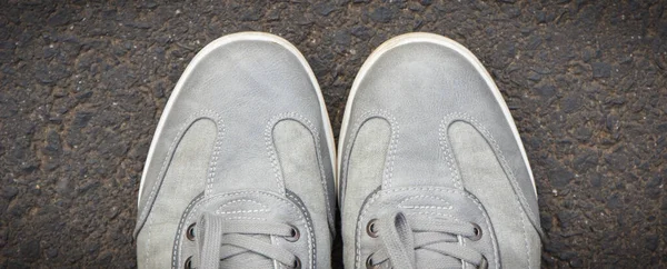 Sapatos Couro Cinza Casuais Confortáveis Para Homens Estrada Asfalto Caminho — Fotografia de Stock