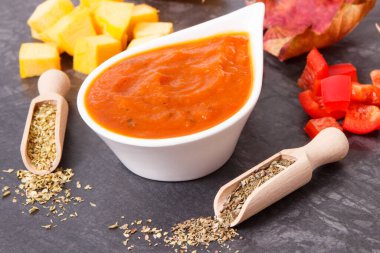 Taze hazırlanmış ev yapımı balkabağı ketçapı ya da malzeme ve baharatlı sos.