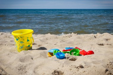 Çocuklar dinlenmek ya da kumsalda oynamak için plastik oyuncaklar. Yaz, tatil ve çocuk gelişimi