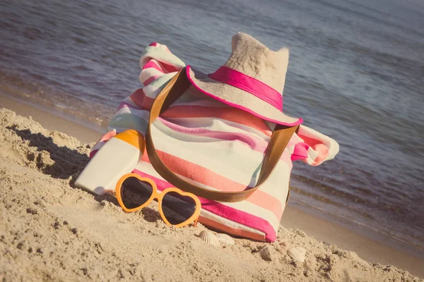 リラックスや日光浴のためのアクセサリーやビーチで砂の上で遊ぶための子供のおもちゃ 休暇の時間の概念 — ストック写真