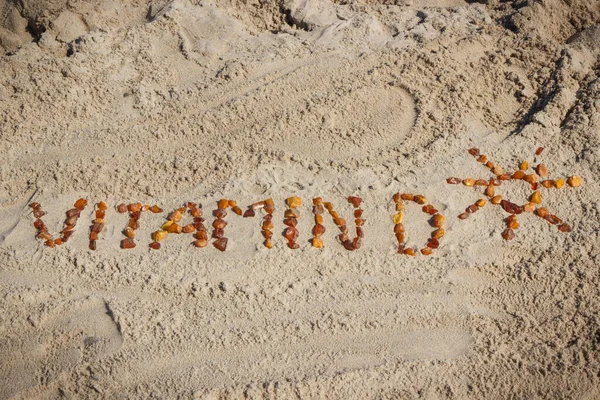 해변의 모래사장에서 만들어 비타민 태양의 있습니다 비타민 — 스톡 사진