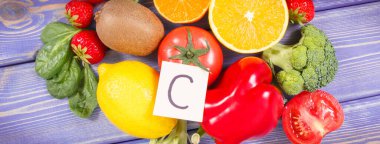 C vitamini, doğal mineraller ve beslenme lifleri, sağlıklı yaşam tarzı ve beslenme konsepti içeren sağlıklı olgun meyve ve sebzeler.