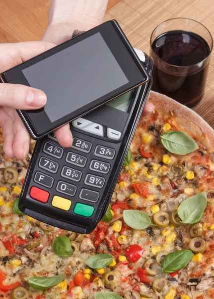 Использование Платежного Терминала Мобильного Телефона Технологией Nfc Безналичная Оплата Вегетарианской — стоковое фото