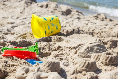 Çocuklar dinlenmek için plastik oyuncaklar ya da yaz kumsalında kumlarda oynamak için. Tatil zamanı.