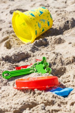 Kumdan ve çocuk oyuncaklarından yapılmış farklı şekiller. Rahatlamak ya da yaz kumsalında oynamak için. Yaz, tatil ve çocuk gelişimi