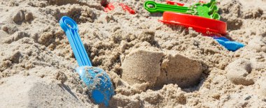 Kumdan ve çocuk oyuncaklarından yapılmış farklı şekiller. Rahatlamak ya da yaz kumsalında oynamak için. Yaz, tatil ve çocuk gelişimi