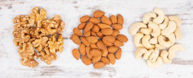 B vitamini ve beslenme lifleri içeren çeşitli kurutulmuş meyveler, doğal mineral kaynakları, sağlıklı beslenme konsepti