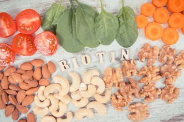B7 vitamini, beslenme lifleri ve doğal mineraller içeren besleyici farklı bileşenler, sağlıklı beslenme konsepti