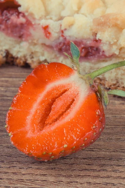 新鲜的自制酵母蛋糕和新鲜草莓 不同场合的美味甜点 — 图库照片