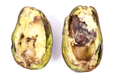Beyaz arka planda küf ve sağlıksız yemekler olan buruşuk avokado.