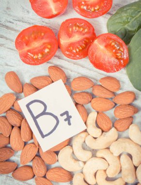 Klasik fotoğraf, B7 vitamini, diyet lifleri ve doğal mineraller içeren besleyici farklı malzemeler, sağlıklı beslenme konsepti.