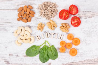 B7 vitamini, diyet lifleri ve doğal mineraller içeren farklı besin bileşenlerine sahip yazıtlar, sağlıklı beslenme konsepti